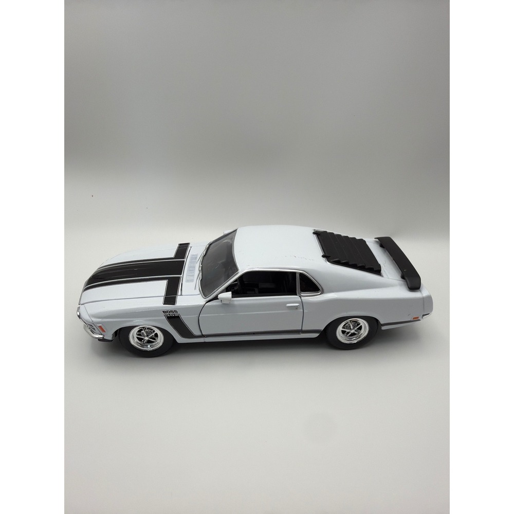 Welly 1970 Ford Mustang Boss 302 White 1:24 Scale Die-Cast Model No. 2088